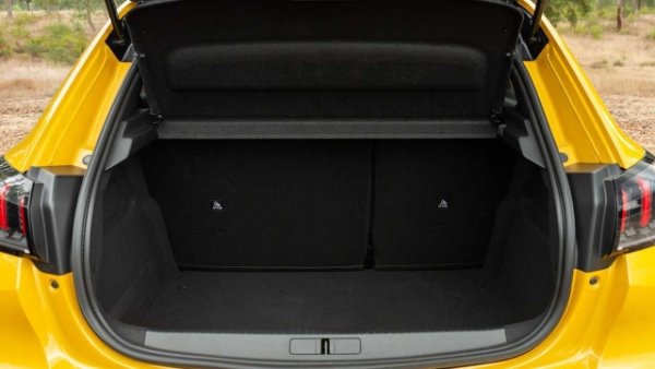 Друг &bdquo;крал" на европейския пазар също се представя добре в електрическия вариант. Френският автомобил е дълъг 406 см, широк 175 см и висок 143 см. Той има добре завършен багажник, който в нормална конфигурация достига 352 литра. 

Когато използва максималното пространство с наклонени седалки, показателят скача на 1163 литра. За протокола - тези, които предпочитат варианта на батерия, трябва да се откажат от около петдесет литра във всяка конфигурация. 